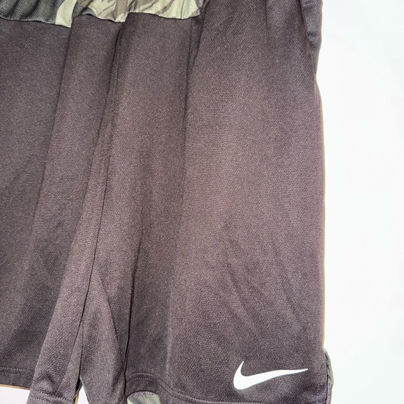 Nike Dri Fit Charcoal and Camouflage Trim Shorts Large - Picture 2 of 5